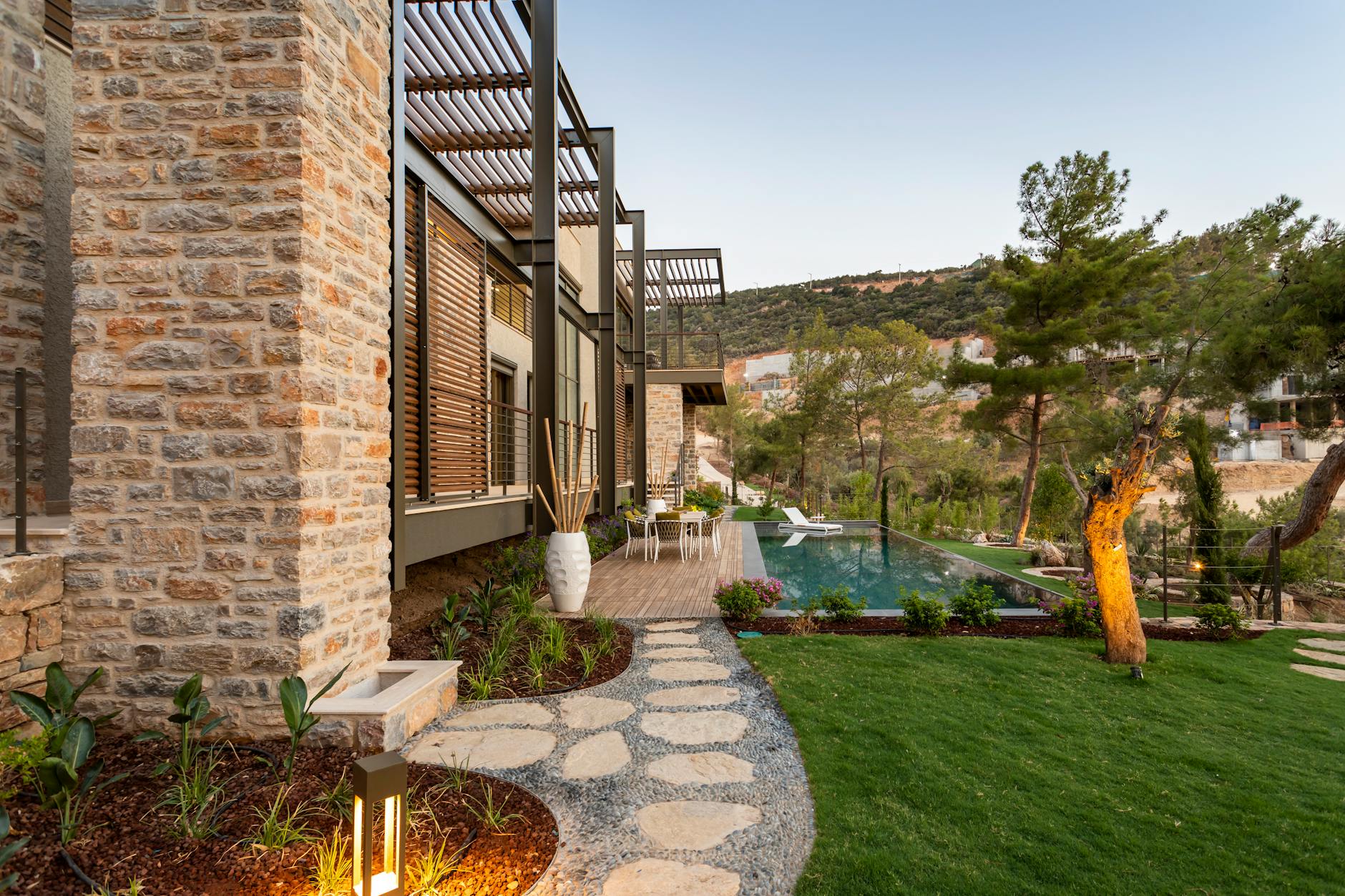 Aménagement extérieur de villa : jardin, terrasse, clôture et accès - illustration Villa Veasna