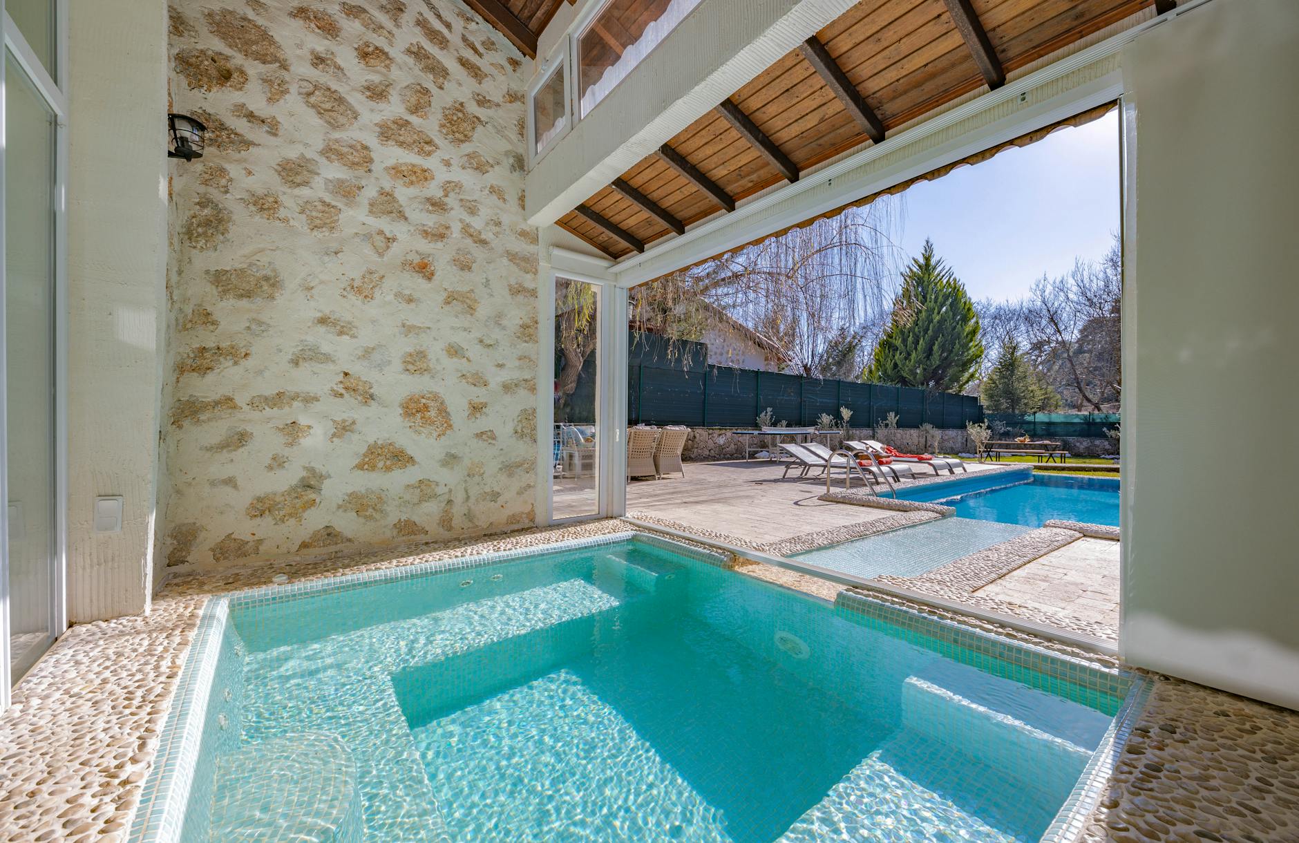 Villa méditerranéenne : architecture, matériaux, jardin et piscine - Villa Veasna